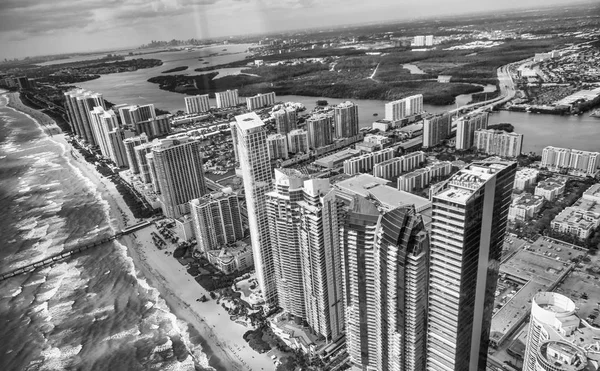 Vista aérea incrível de Miami Beach, edifícios e praia em um sol — Fotografia de Stock