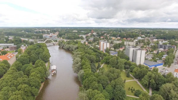 Вид с воздуха на Тартуский горизонт в облачный летний день — стоковое фото