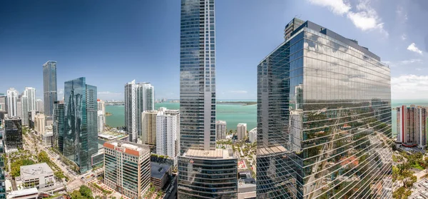 Miami-29 maart 2018: verbazingwekkende skyline van het centrum op een zonnige dag, — Stockfoto