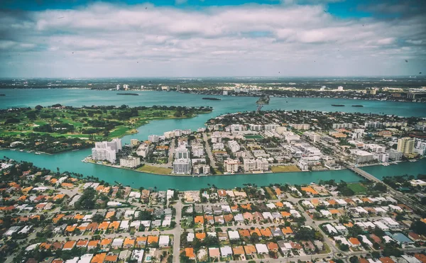 Fantastisk utsikt över Miami Islands och Causeway på en solig dag — Stockfoto