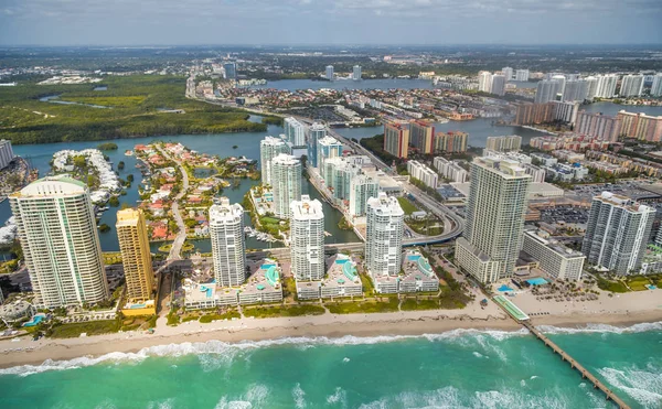 Letecký pohled na Collins Avenue a budovy, východní pobřeží, Mia — Stock fotografie