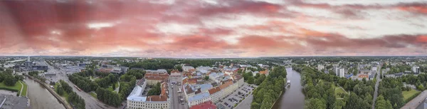 Vista aérea panorámica al atardecer del horizonte de Tartu en temporada de verano , — Foto de Stock