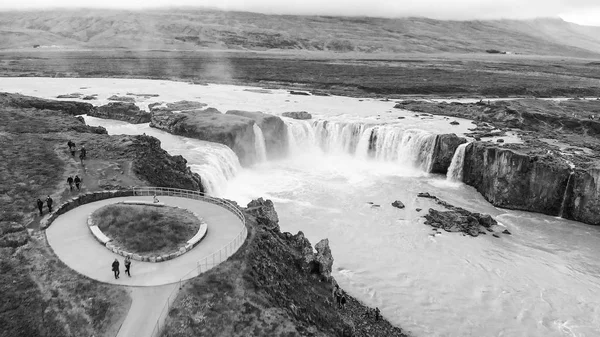 Godafoss watervallen met de kracht van water, luchtfoto van Icel — Stockfoto