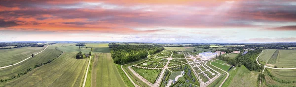 Panorama-Sonnenuntergang Luftaufnahme der Burg rundale in Lettland. Aufbauarbeit — Stockfoto