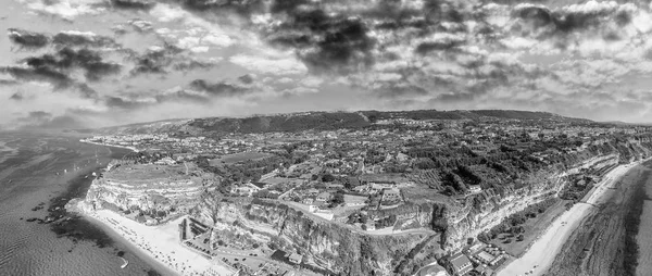 Линия горизонта и береговая линия Тропеа, Италия. Вид с воздуха на красивый — стоковое фото