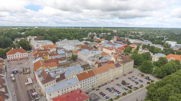 Vista aérea do horizonte de Tartu em um dia nublado de verão — Fotografia de Stock