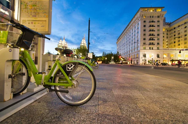 SALT LAKE CITY, UT - 13 DE JULIO DE 2019: Alquiler de bicicletas verdes en downtow —  Fotos de Stock