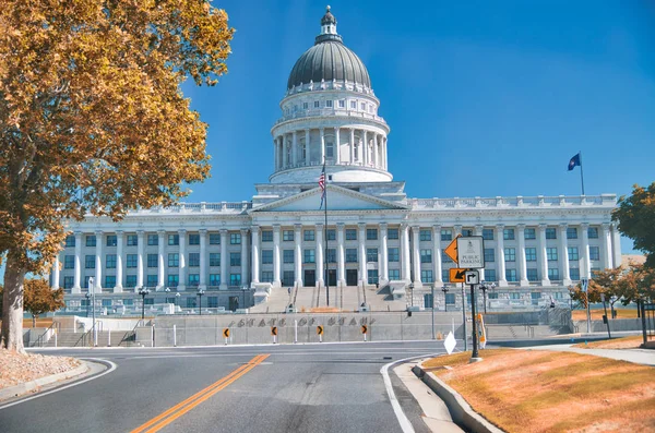 Utah Capitol Building op een zonnige zomerdag, Salt Lake City — Stockfoto