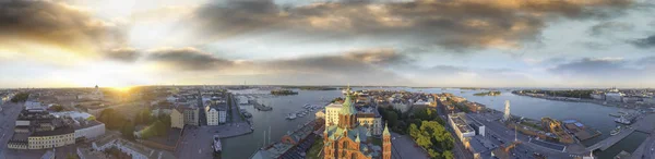 Luchtfoto van Helsinki bij zonsondergang in de zomer, Finland. Panoramic CIT — Stockfoto