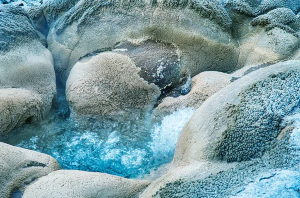 Кипящая вода в Йеллоустонском национальном парке, США — стоковое фото