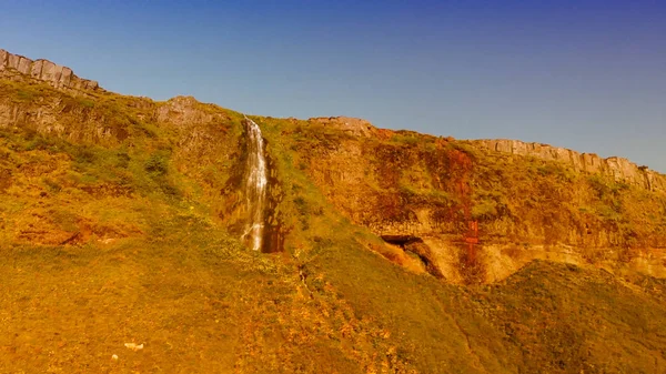 Seljaland Waterfall, alias Seljalandsfoss, vista aérea en un soleado — Foto de Stock