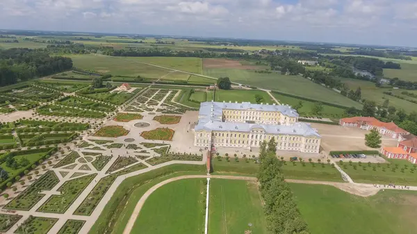 Vista aérea panorâmica do Castelo de Rundale, na Letónia. Construção e — Fotografia de Stock