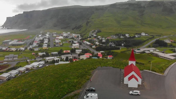 Красная церковь Вик I Мирдал, вид с воздуха на город, Исландия — стоковое фото