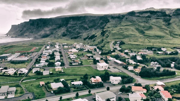 Vik I Myrdal Red Church, şehir silueti ile havadan görünümü, İzlanda — Stok fotoğraf