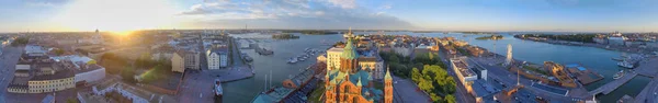 Helsinki panoramiczny widok z lotu ptaka o zachodzie słońca, Finlandia — Zdjęcie stockowe