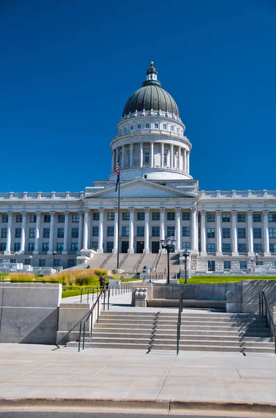 Utah Capitol Building op een zonnige zomerdag, Salt Lake City — Stockfoto