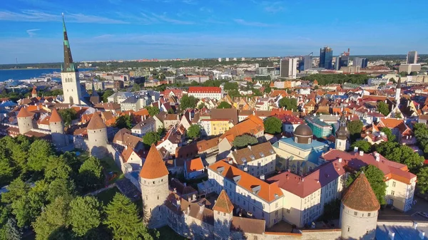 Prachtige zonsondergang luchtfoto van de skyline van Tallinn, Estland — Stockfoto