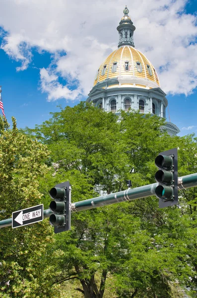 Denver Capitol Budynek otoczony drzewami — Zdjęcie stockowe