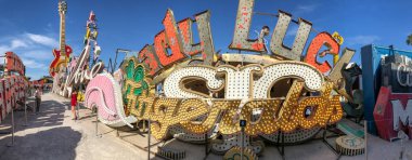 Las Vegas - 27 Haziran 2019: Neon Müzesi'nin panoramik manzarası. Öyle. 