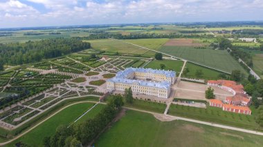 Letonya'daki Rundale Kalesi'nin panoramik havadan görünümü. Bina ve 