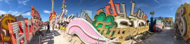 Las Vegas - 27 Haziran 2019: Neon Müzesi'nin panoramik manzarası. Öyle. 