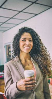 İş yerindeki mutlu Afrikalı kız kahve molası verdi.