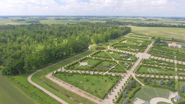 Panoramautsikt över Rundale slott i Lettland. Byggnaden och — Stockfoto