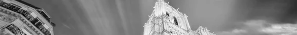 惊人的圣母院正面的观点。在日落巴黎 — 图库照片