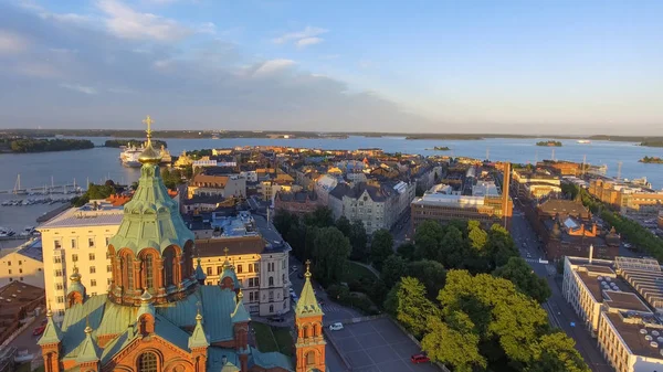 Vista aérea de Helsinki al atardecer de verano, Finlandia. Ciudad panorámica — Foto de Stock