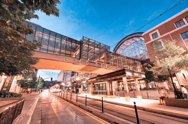 SALT LAKE CITY, UT - 13 de julio de 2019: Downtown city streets at nig — Foto de Stock