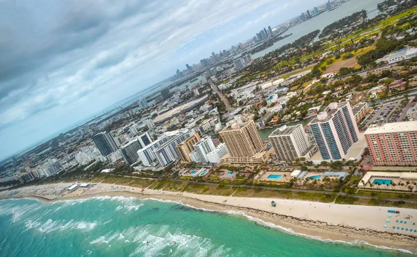 Úchvatný letecký výhled na Miami Beach, budovy a pláž na slunci — Stock fotografie