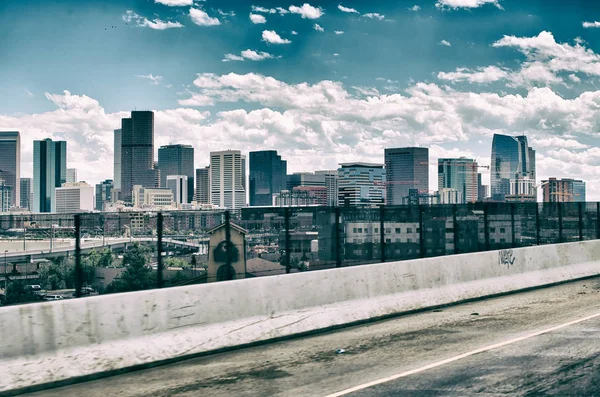 Ligne d'horizon de Denver vue de la route principale, Colorado. En arrivant dans le — Photo
