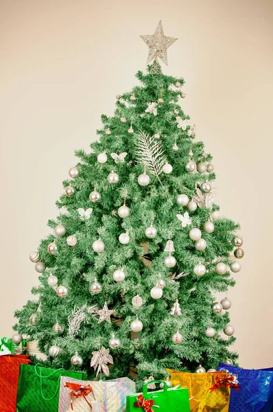 Рождественская елка с украшениями и подарочными коробками — стоковое фото