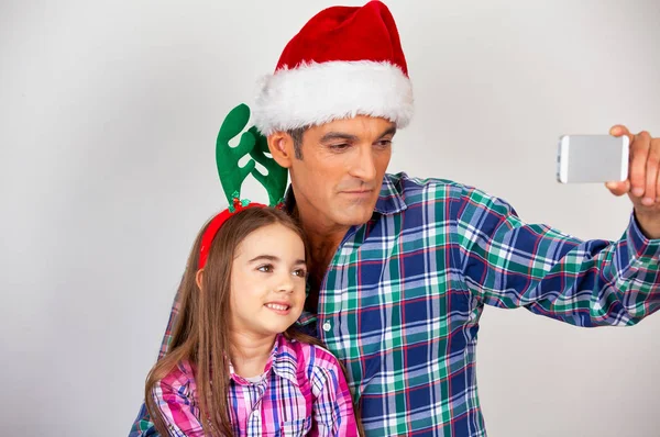 Vater mit Tochter zu Weihnachten zu Hause. glückliche Familie in holi — Stockfoto