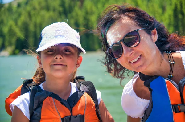 Glückliche Frau Mit Tochter Bei Einem Bootsausflug Der Berglandschaft — Stockfoto
