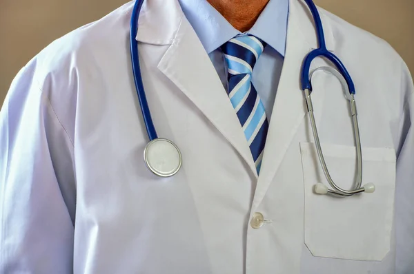 Vista frontal do peito do médico com vestido branco. Posição de confiança — Fotografia de Stock