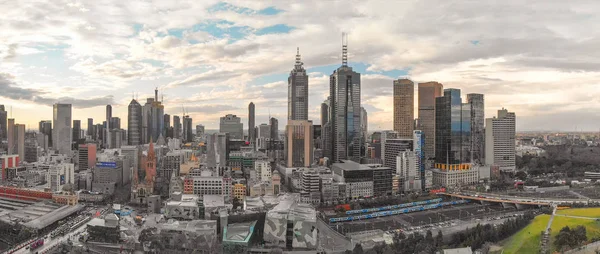Melbourne, australien. Sonnenuntergang Luftbild der Skyline der Stadt — Stockfoto