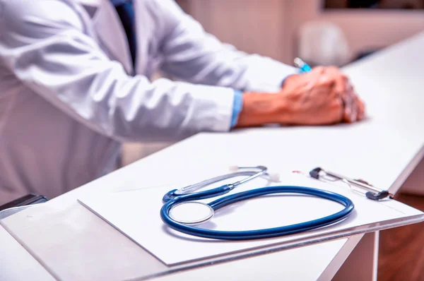 Doktor stetoskop na nemocničním stole — Stock fotografie