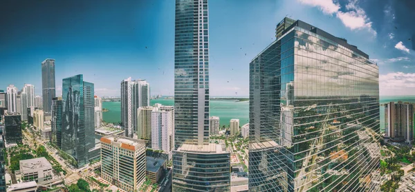 迈阿密市中心在阳光明媚的一天全景鸟瞰图，佛罗里达州, — 图库照片