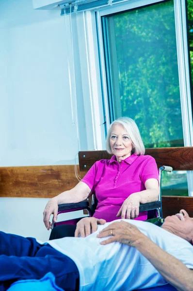 Ouderen Gepensioneerd Paar Doet Fysieke Oefeningen Thuis — Stockfoto