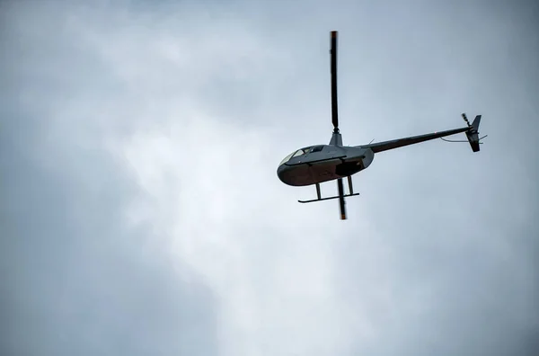 Helicóptero voando no céu, vista para o céu — Fotografia de Stock