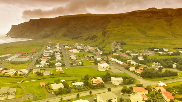 VIK I Myrdal Kościół czerwony, widok z lotu ptaka z panoramę miasta, Islandia — Zdjęcie stockowe