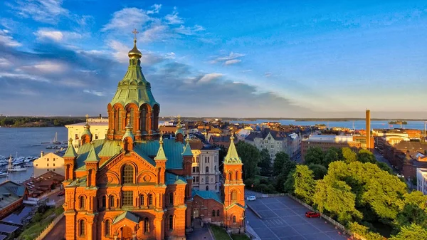 Vista aérea de Helsinki al atardecer de verano, Finlandia. Ciudad panorámica — Foto de Stock