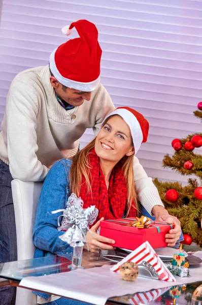 Glückliches Paar zu Hause feiert Weihnachten — Stockfoto