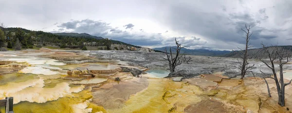 Mammoth Hot Springs panoráma, Yellowstone Nemzeti Park — Stock Fotó