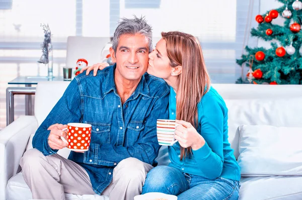 Pareja feliz en casa para Navidad. Familia feliz en los mares de vacaciones —  Fotos de Stock