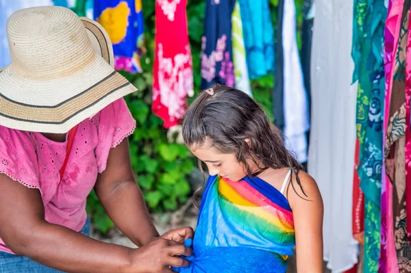 Giovane Ragazza Caucasica Cercando Abiti Colorati Mercato Strada Africano Concetto — Foto Stock