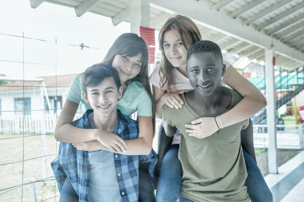 Zwei Glückliche Paare Multiethnischer Teenager Huckepack — Stockfoto