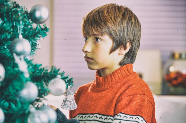 Kind thuis voor kerst overwegende boom — Stockfoto
