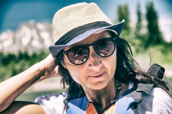 Mulher feliz tocando seu cabelo durante uma viagem de barco — Fotografia de Stock